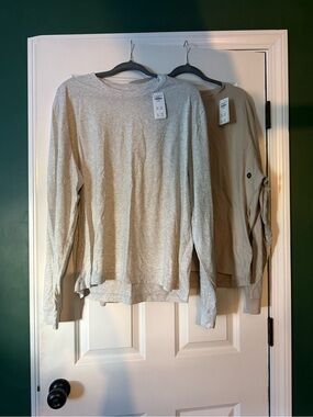 2 Hollister Men's Long Sleeve Tees in Light Gray and Tan